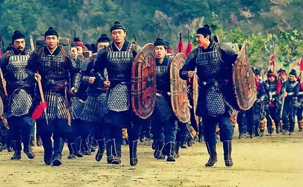 1595年，蓟州总兵王保将一箱箱白银堆在校场上，通知戚家军来领欠饷。
校场边的老