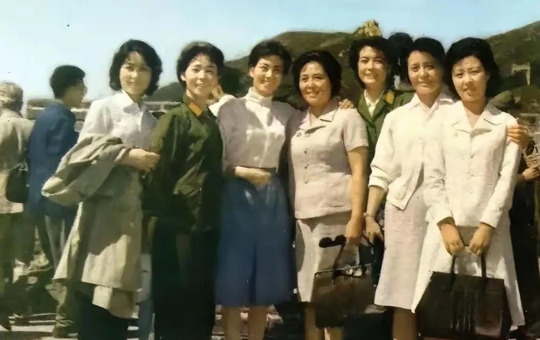 这张照片上的美女，你还有印象吗？有人说这是朝鲜电影《卖花姑娘》剧组访问中国时的合