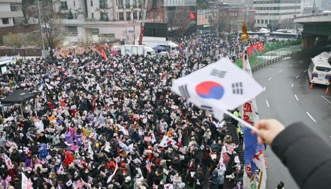 中国驻韩大使馆被砸，韩国警察冷眼旁观，李在明为何选择“沉默”
“鸡蛋、石头、喷漆
