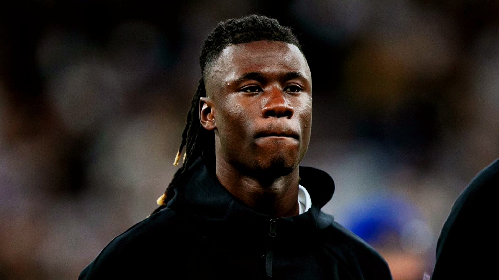 记者表示：曼城已将卡马文加列入了夏窗引援名单，并且积极考察球员。
卡马文加的经纪