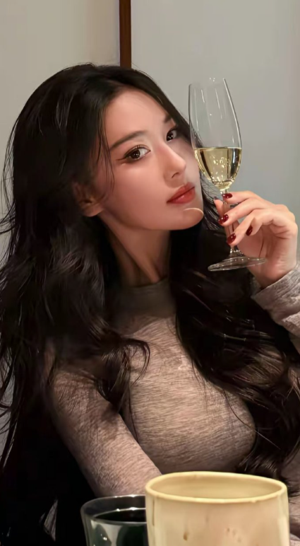 张馨予，真不像生过孩子的人，这身材保持的这么好！真自律啊！ ​​​