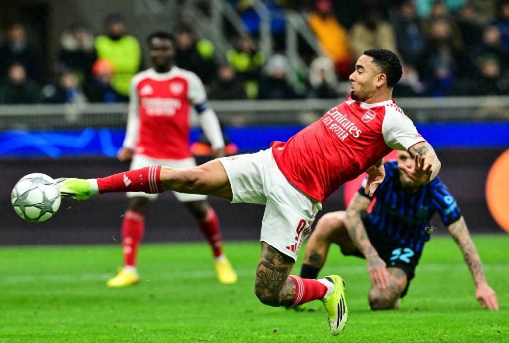 欧冠联赛阶段第7轮，阿森纳客场对阵国际米兰，热苏斯上半场上演梅开二度，时隔超两年