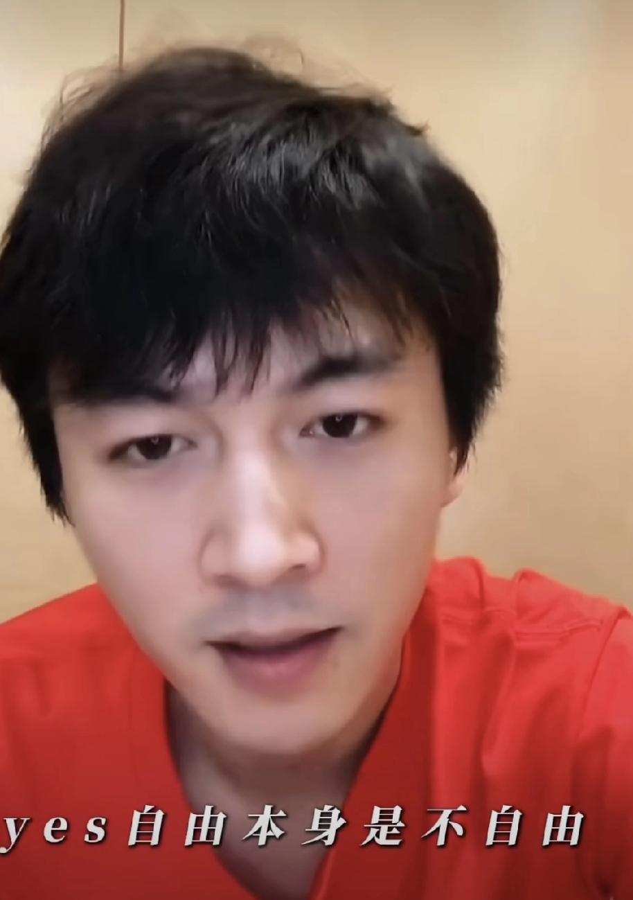 看着直播里多次叹气欲言又止的陈晓，想起了多年前他为了躲避骚扰而跳车逃跑，想起了《