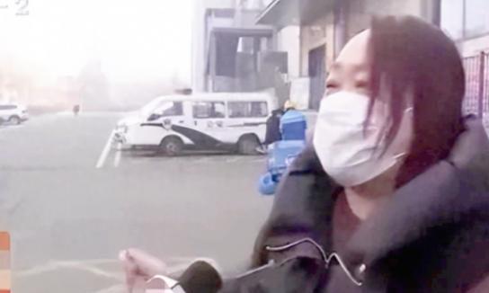 “贼喊捉贼！”2021年山东青岛，女子保时捷商场停车5分钟，结果出停车场时，竟显