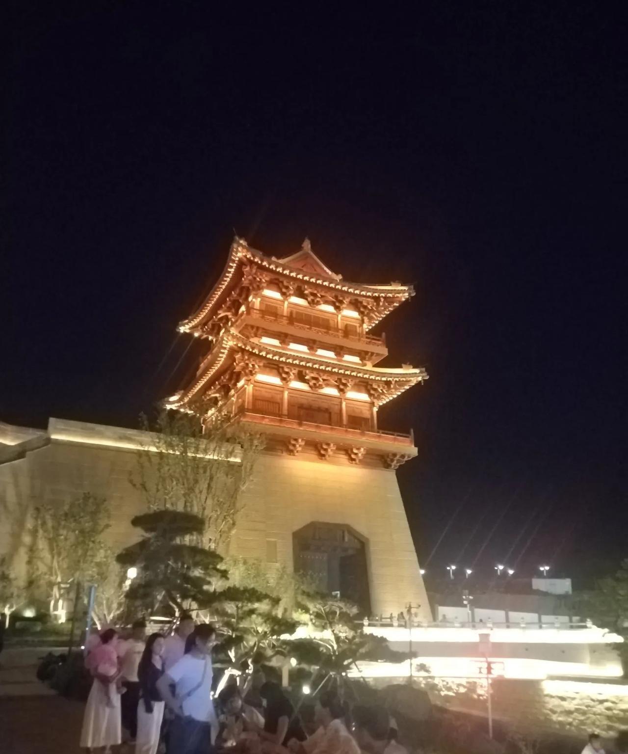 夜游唐城
暮色浸染，华灯初上，我踏入唐城的夜。那巍峨的楼阁，在灯光勾勒下，尽显大
