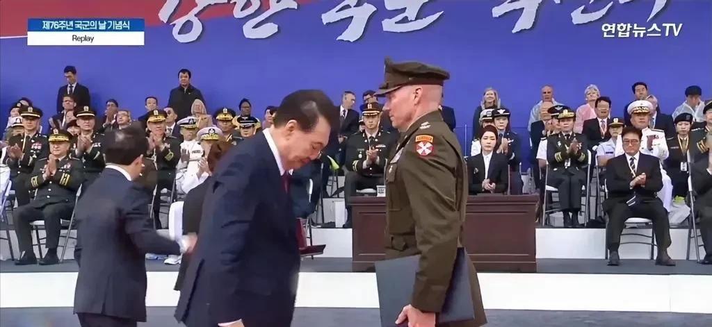 [微风]尹锡悦落得如今众叛亲离的下场，纯粹是自作自受！在自家国土上，堂堂一国总统