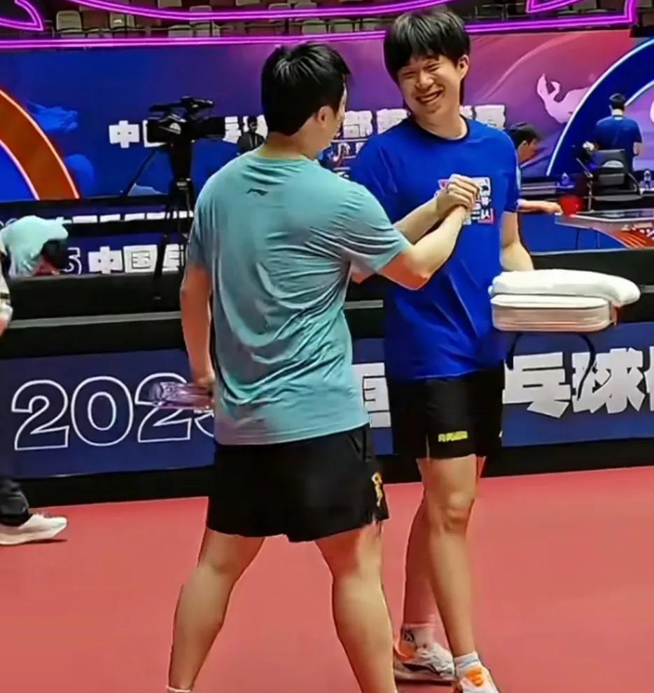 王楚钦、樊振东网友都帮你俩绝交了！可这哥俩一见面不仅握了手，而且嘴都咧到后脑勺了