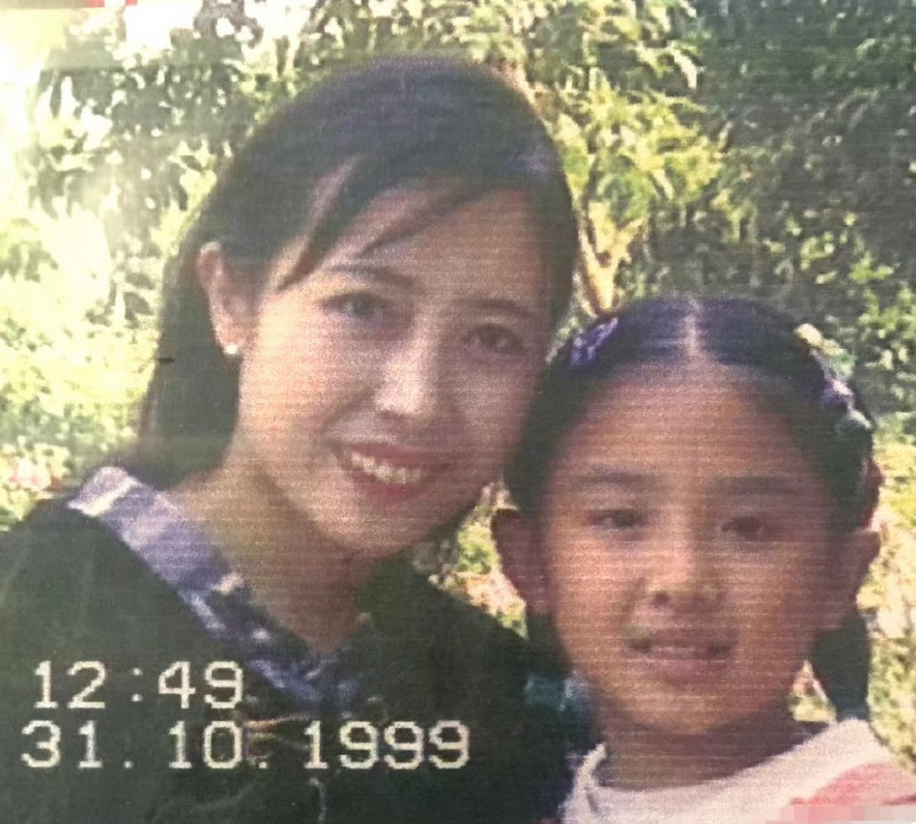 酸酸甜甜就是我原唱（张含韵）母女照，她完美遗传父母颜值优势：妈妈五官精致仅嘴部微