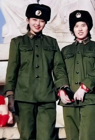 八十年代女兵留影，纯天然美震撼人心

这张照片，记录了八十年代两位女兵的青春风采