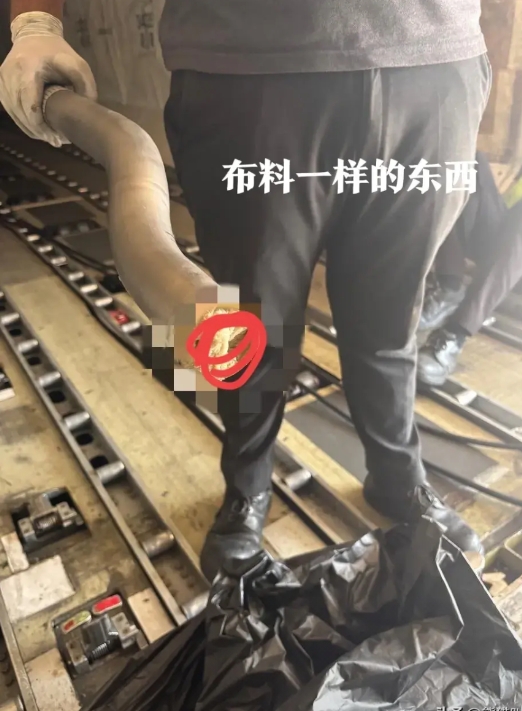 印度航空那架11个马桶全被堵塞的波音777，地勤人员确定了原因。

有人往里面塞