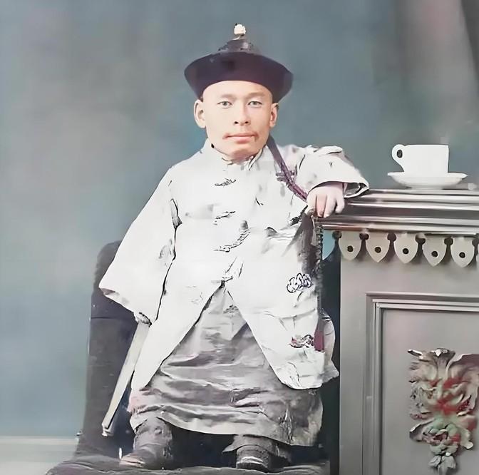 照片上这个晚清侏儒叫车玛，有人说他被洋人骗出国后，就被关在笼子里像猴子一样供洋人