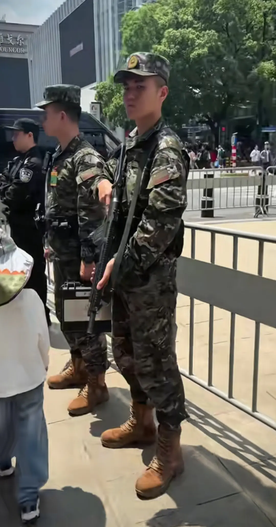 这个兵太敏感了，有人经过竟然抬了一下枪。

