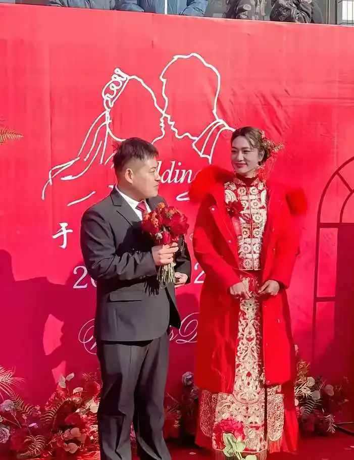 不怪新郎一脸幸福，换谁谁不是。