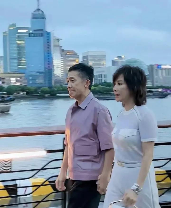 一直觉得大明星都自带高冷气场，让人难以接近。但梁朝伟和刘嘉玲现身上海，狠狠打破了