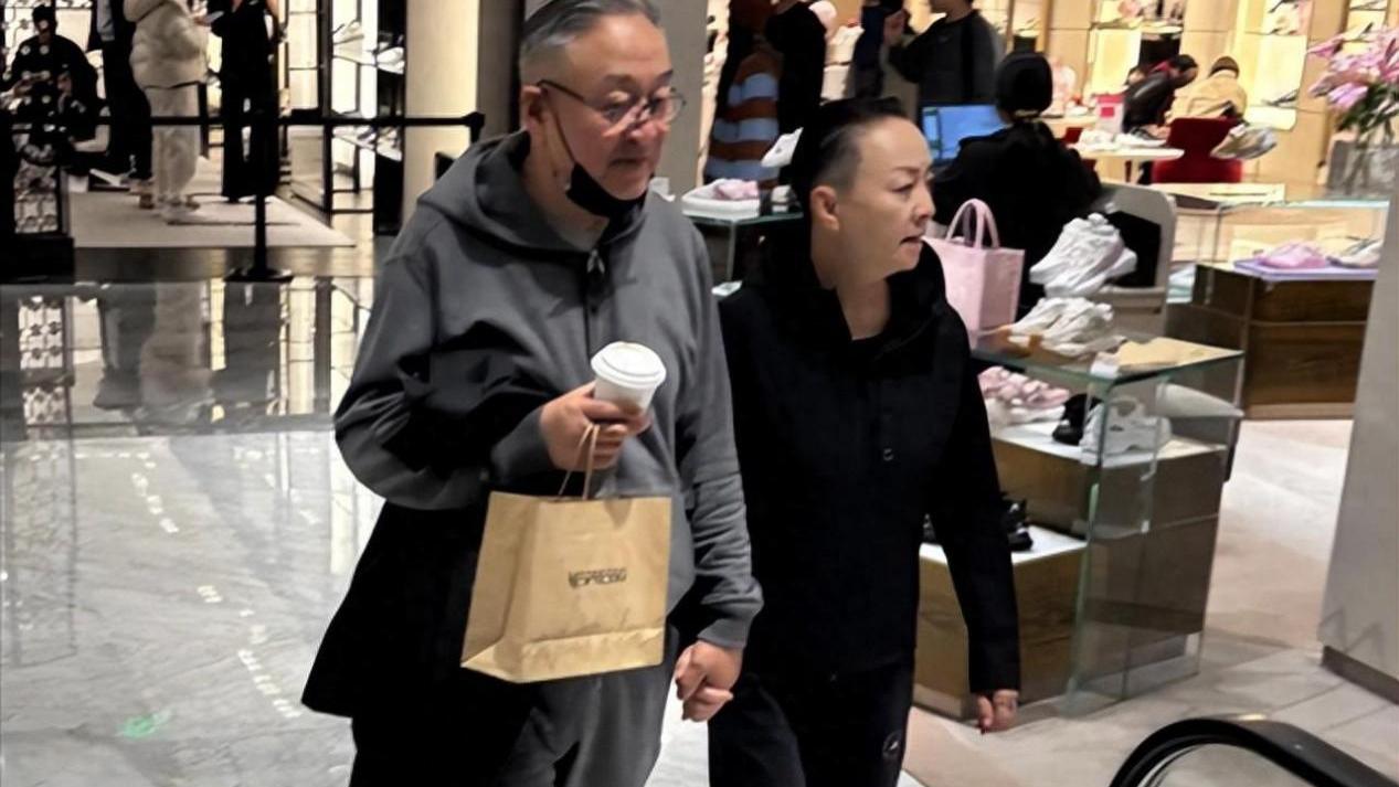 64岁宋丹丹和71岁老公赵玉吉同框，两人十指紧扣，状态不输年轻人