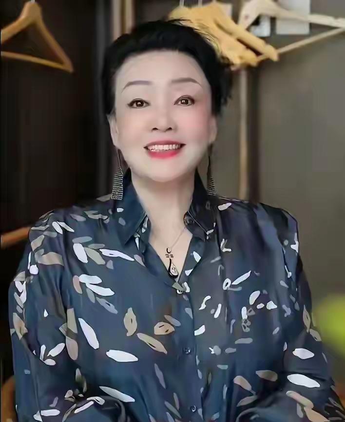 张兰发视频，既是回怼S妈，也是告诫汪小菲？
张兰阿姨发视频了！这次火力挺猛，感觉