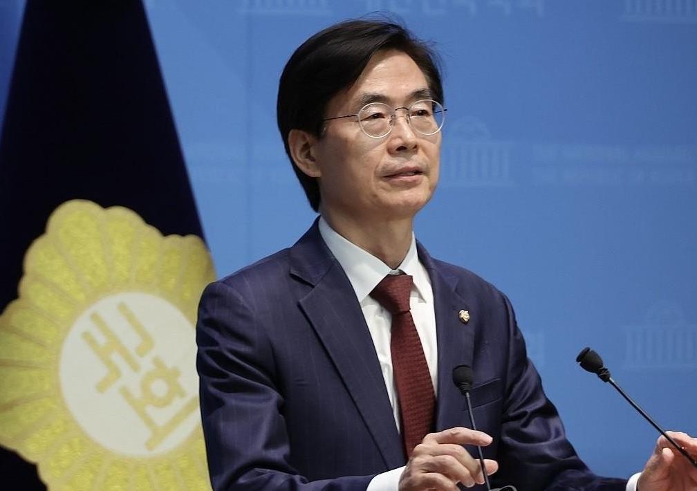 21日随着韩国国民力量党亲韩派议员赵庆泰宣布参选党首，加上昨日参选的金文洙，该党