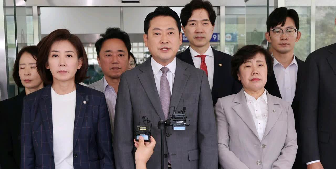 韩国媒体消息，10月3日，韩国前放送通信委员长李真淑因涉嫌违法被逮捕后，国民力量