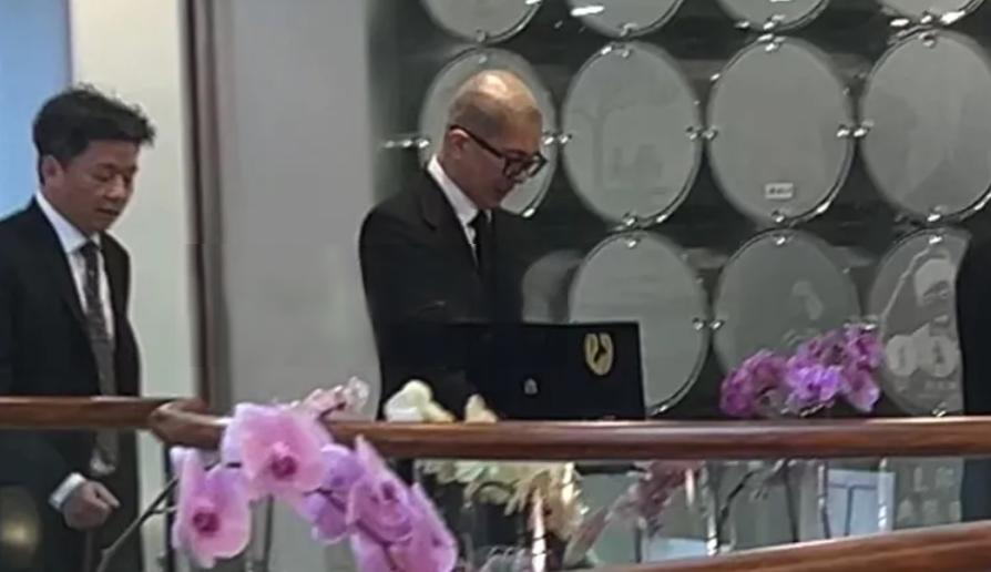 具俊晔手捧大S骨灰步入金宝山日光苑，这位韩籍丈夫身形暴瘦、哭到嘴角抽搐，而S妈缩