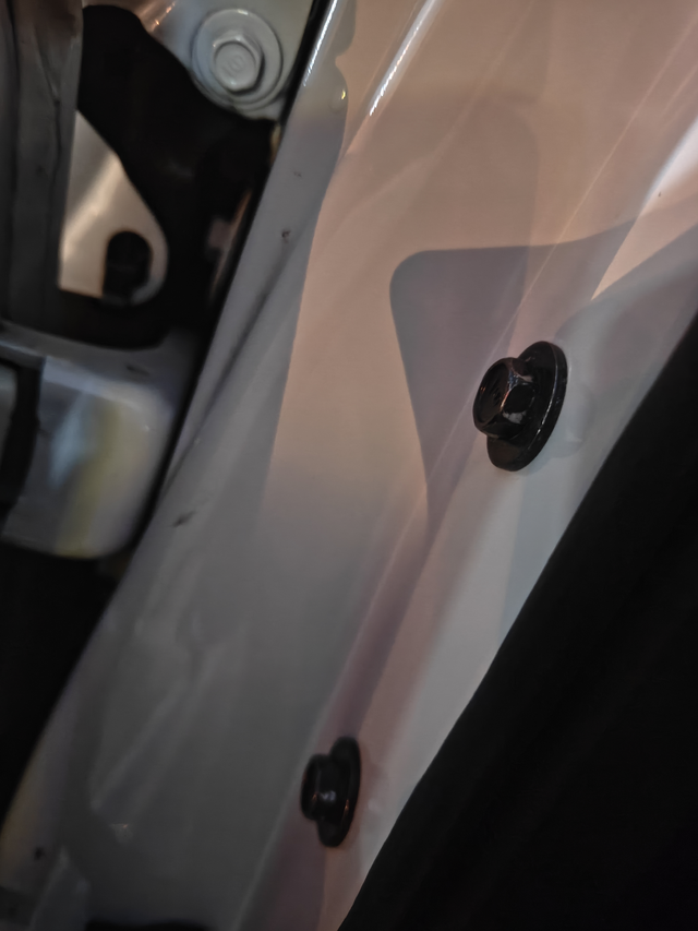 这正常吗
刚刚去洗个车，两个师傅洗完问我这个车是不是拆过，我说没有啊，我这车一直