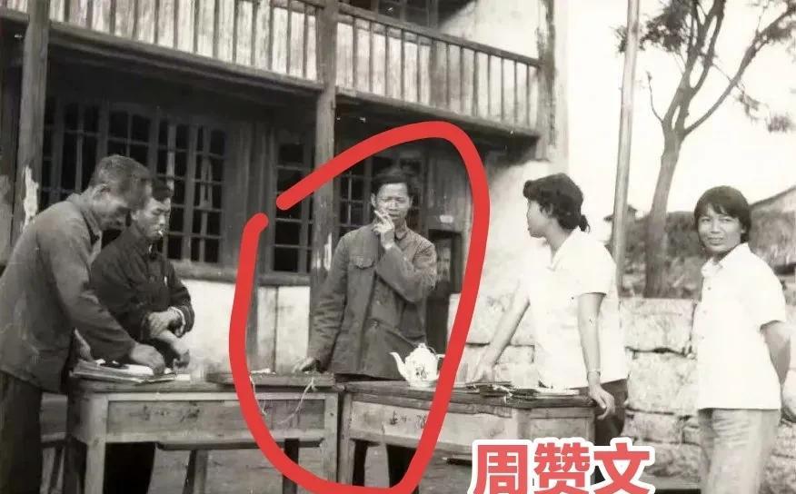 原来周杰伦是红三代。他祖父周赞文是福建永春的中国共产党党员，担任福建省永春县地下