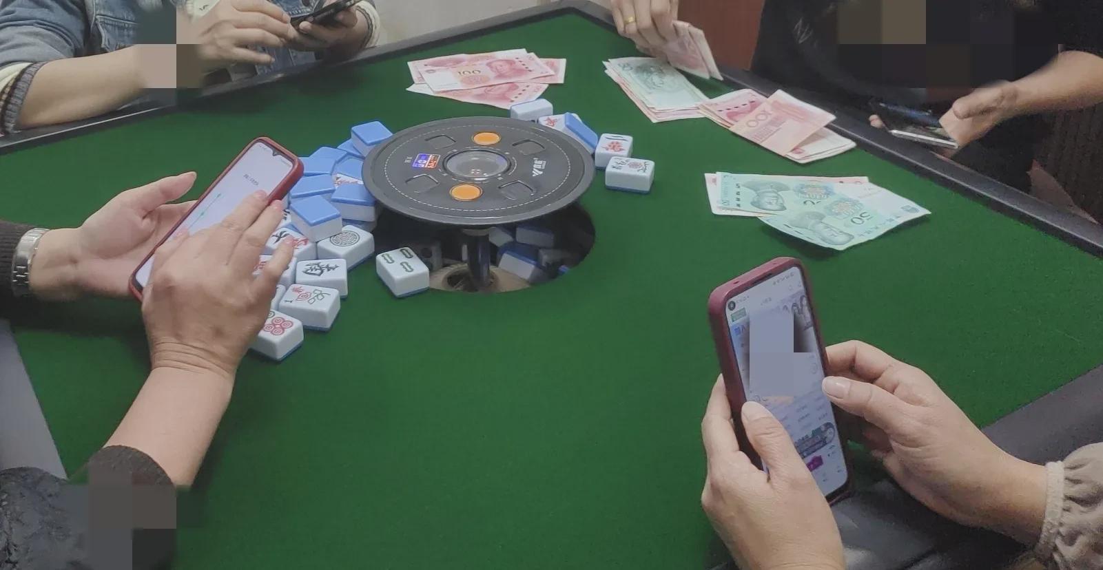 高档麻将馆里，一位二十来岁的年轻女子，我们称她为小白兔，初来乍到便吸引了不少男士