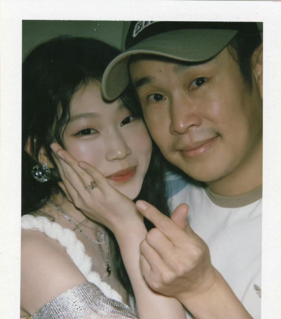 小沈阳闺女沈佳润真是完美复制了她爸的基因！
尤其是那双眼睛和笑起来的神态，简直和