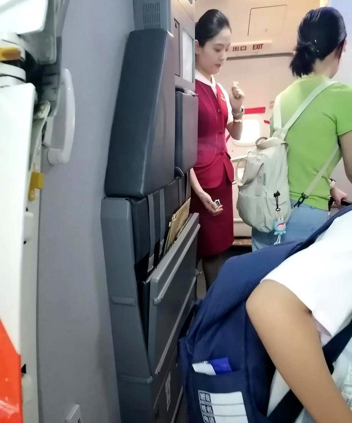 大多数人都乘坐过飞机，可有件事我始终没弄明白。
每次穿过机舱门时，空姐总对着手里