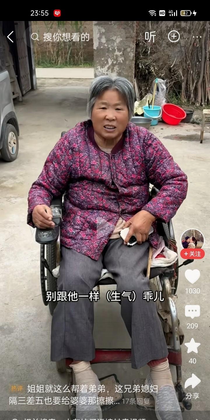 小二弟弟是死狗扶不上墙，跟着姐姐拍视频钱就像大风刮得一样，他还闹脾气，不愿意，尤