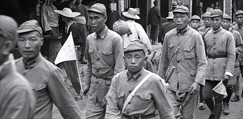 长征路上，红军战士抓到了一个村民为其指路，没想到他竟一句话都不说，多年以后，师首