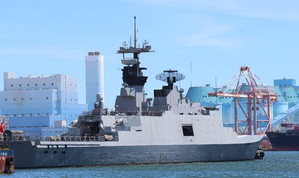 对岸海军康定级护卫舰近况，拆除施工脚手架，主体设施工作接近尾声，可以看到换上去的