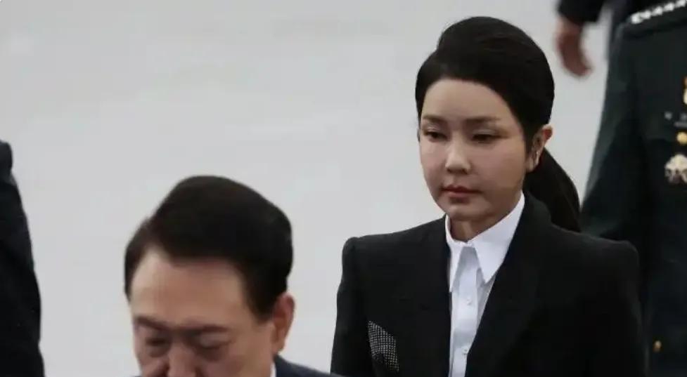 豁免权被罢免！尹锡悦未来刑期有可能创新高，其妻也将难逃一劫！
本月4日韩当地时间