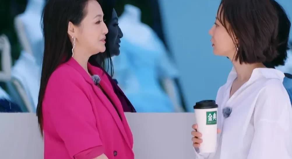 曹颖问王珞丹：“你有没有尴尬，有人叫错过你的名字？”王珞丹：“还好，没有。”曹颖