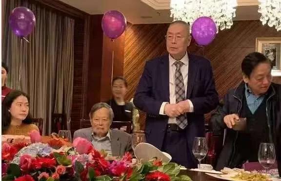 女人生的好不如嫁的好，你看看翁帆女士的幸福生活。翁帆人间清醒睿智稳重矜持，她的选