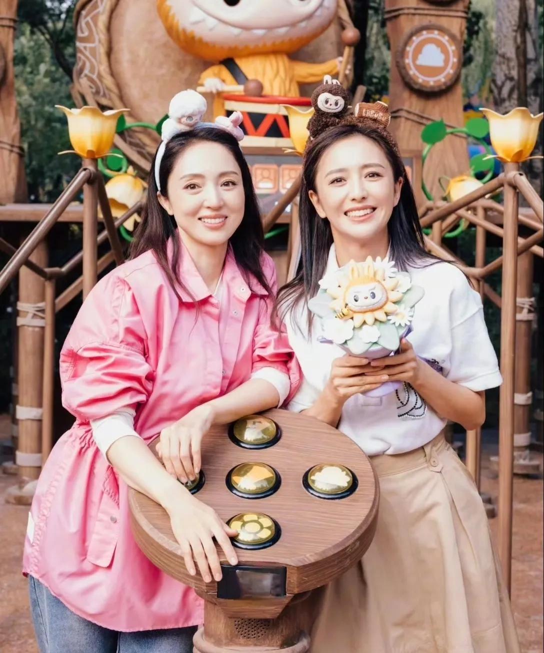 董璇和佟丽娅合照，大家能分辨出两人谁是董璇吗？
两人长的可太像了，说是双胞胎姐妹