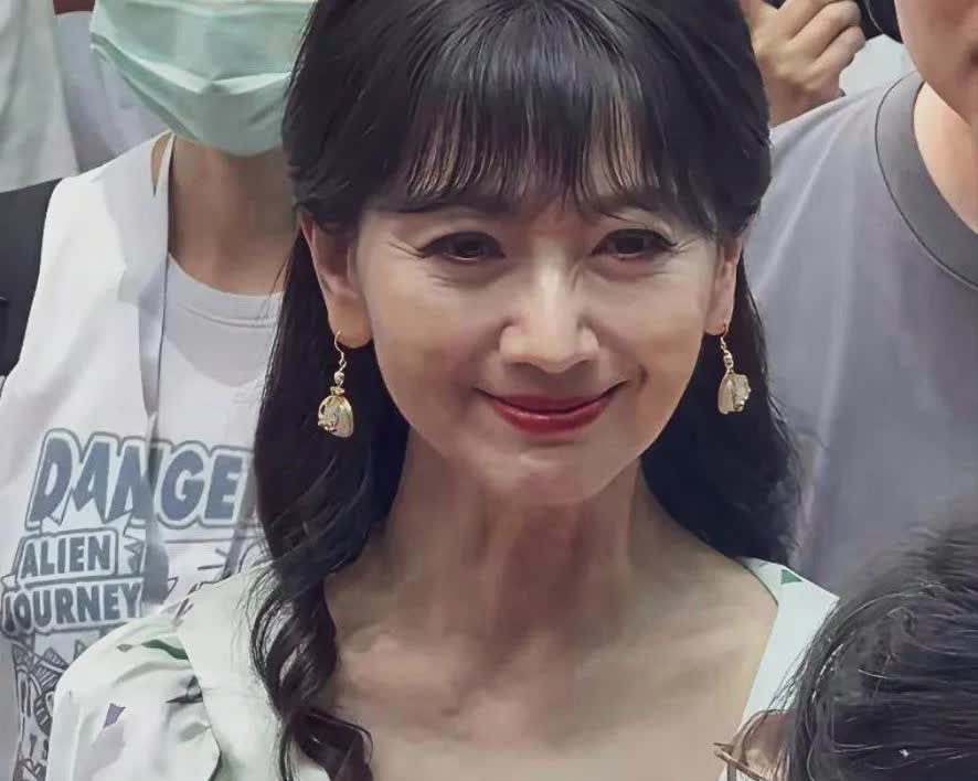 赵雅芝已经71岁了，还经常参加各种活动。看图中模样有点有吓人！满脸褶子，再厚的粉