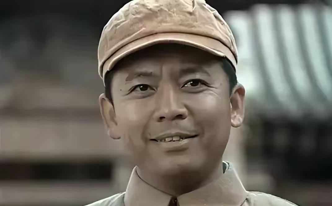 一级演员何政军，结婚33年没有任何绯闻，看了他妻子是谁就明白了
说起何振军，很多