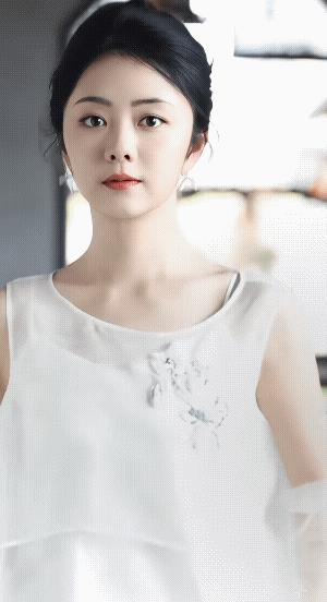 这两天满脑子都是现代版许兰香，真的被她美的吓了一大跳!
     这明眸善睐，这