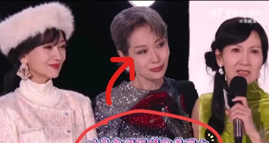 想过赵雅芝和叶童关系好，但是没想到这么好，甚至小青的演员也来了，叶童直接泪洒舞台