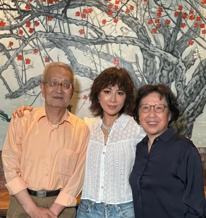 刘嘉玲重返苏州，同学会瞬间秒杀众人，60岁依然魅力四射！
作为苏州人，刘嘉玲在这