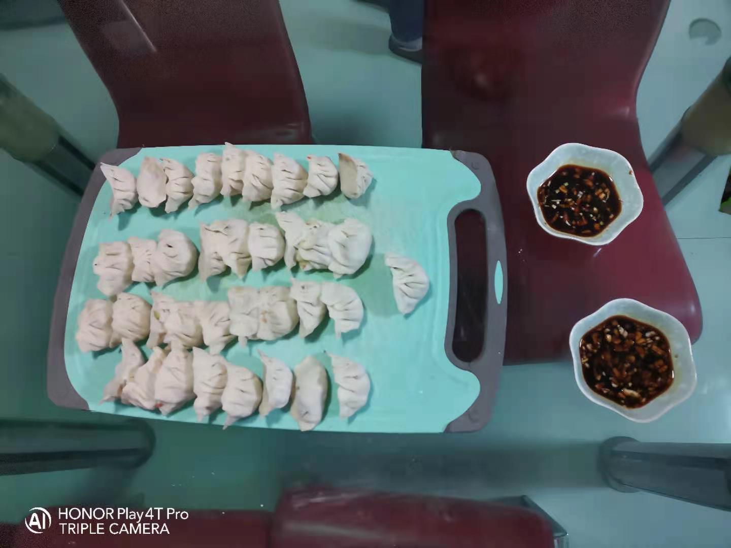 读书与包饺子
 
从小到大，我们家包饺子，我都是靠边站。当年再怎么教也包得不好看