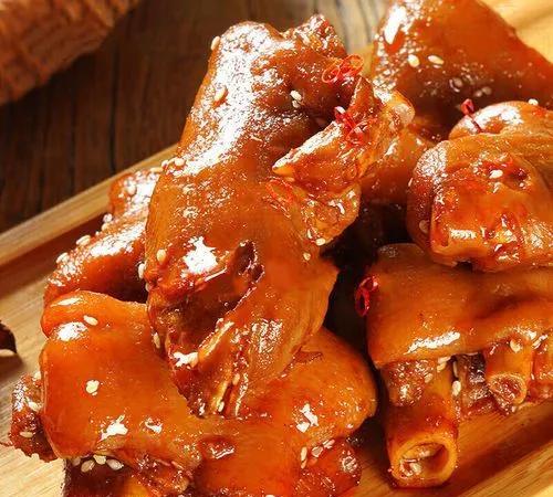 河南省许昌市十大美食
一、王洛红烧猪蹄
二、禹州十三碗
三、丈地羊肉汤
四、襄县