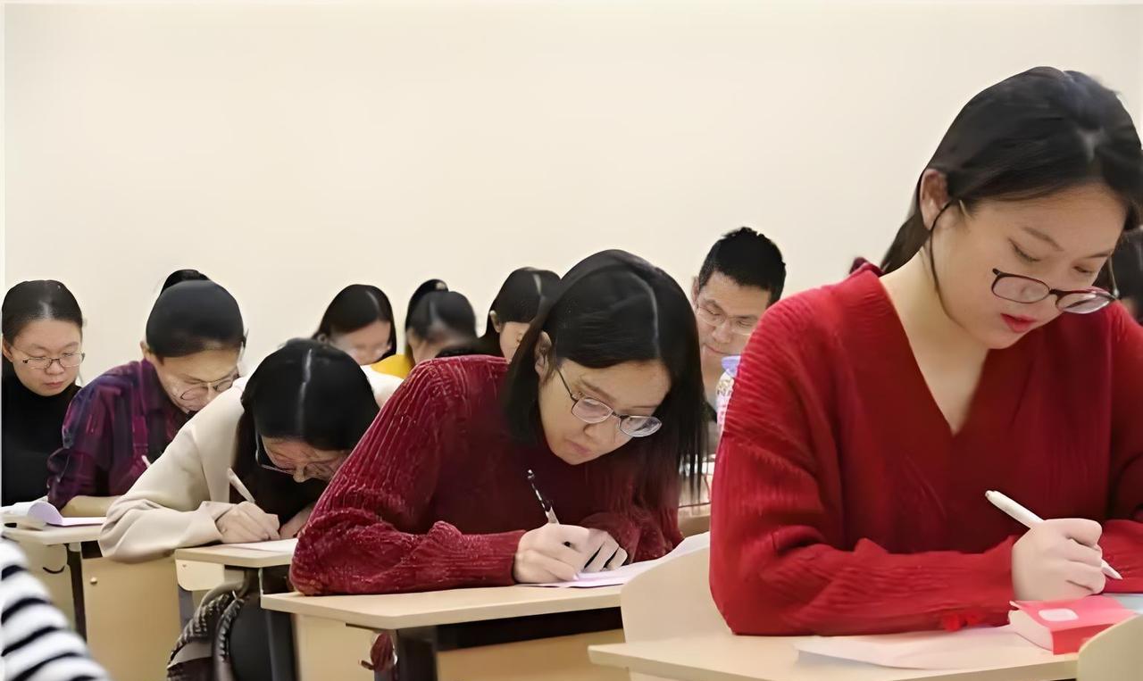 编外街道办实际上是个神仙工作！我有个朋友前不久考上了杭州街道办的编外工作，过得特