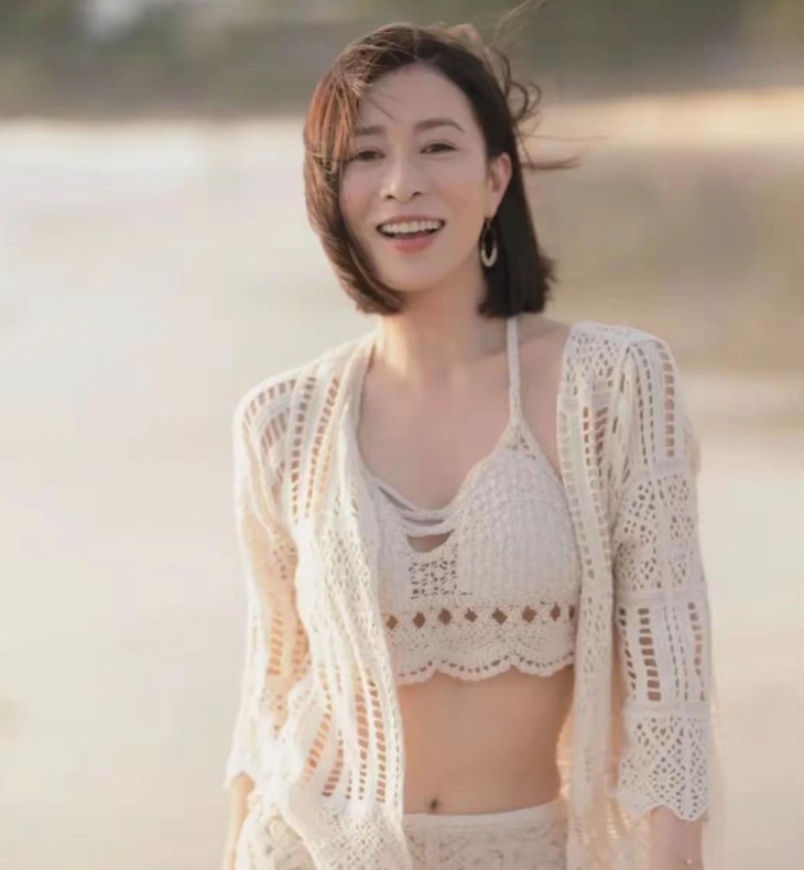 某档节目上，蔡康问佘诗曼“你的前任有没有超过十个？”
佘诗曼略微思考就回答道“大