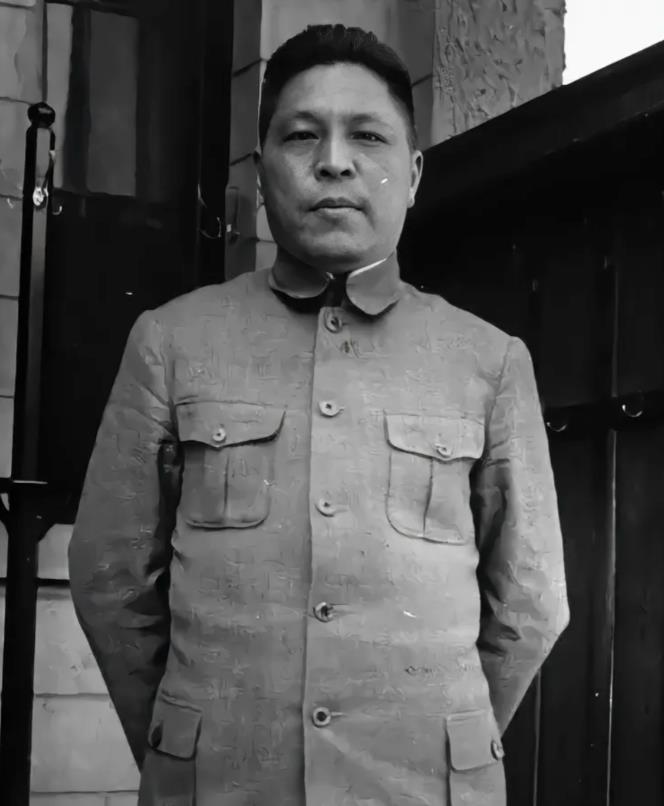 1928年，蒋鼎文去普陀山游玩。途中，他遇到一个妙龄少女带着几个小孩，不禁好奇，