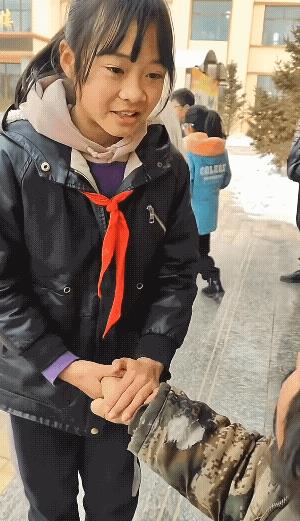 【一位被救助的孩子，见到对方是残疾人后放声大哭】
这位患有小儿麻痹症本身就在被国