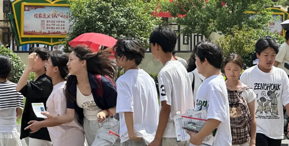 【迟到考生，进不去考场，缺少一门成绩，谁之过？】6月23下午，河南省2025年中