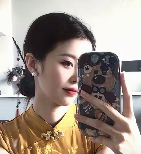 田静的妹妹这么漂亮啊，真正一娘生九等。田静龅牙，没下巴，妹妹怎么这样出众啊？
因