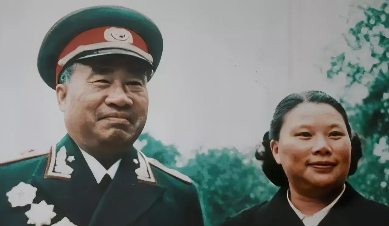 朱老总和他夫人康克清50年代初拍摄的合影照，朱老总身穿元帅服，显得非常威武，有大
