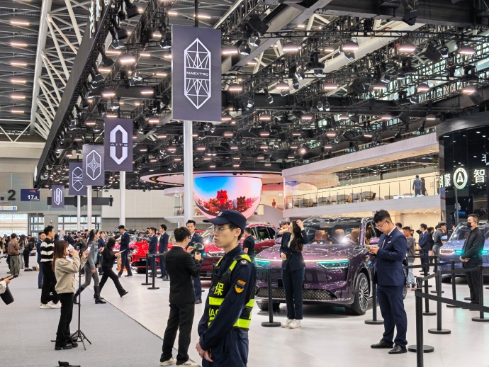 第二站鸿蒙智行展台
又是五界齐聚的壮观场景，而且是携鸿蒙智行全系销量突破100万